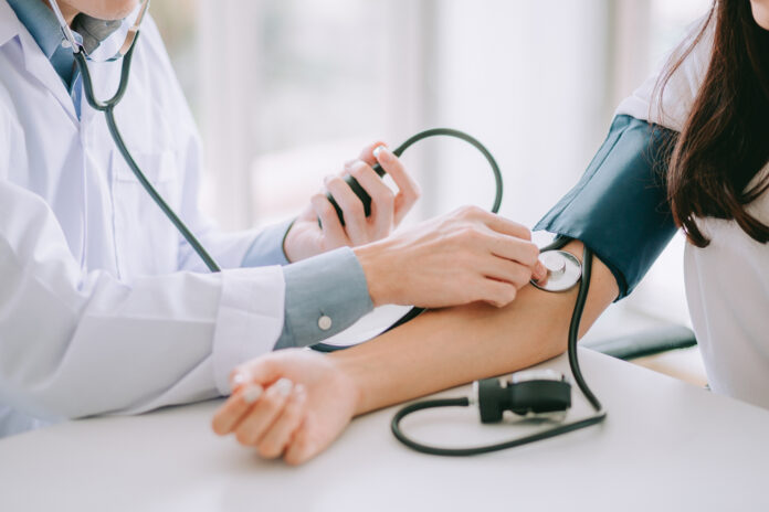 Doctor,Using,Sphygmomanometer,With,Stethoscope,Checking,Blood,Pressure,To,A